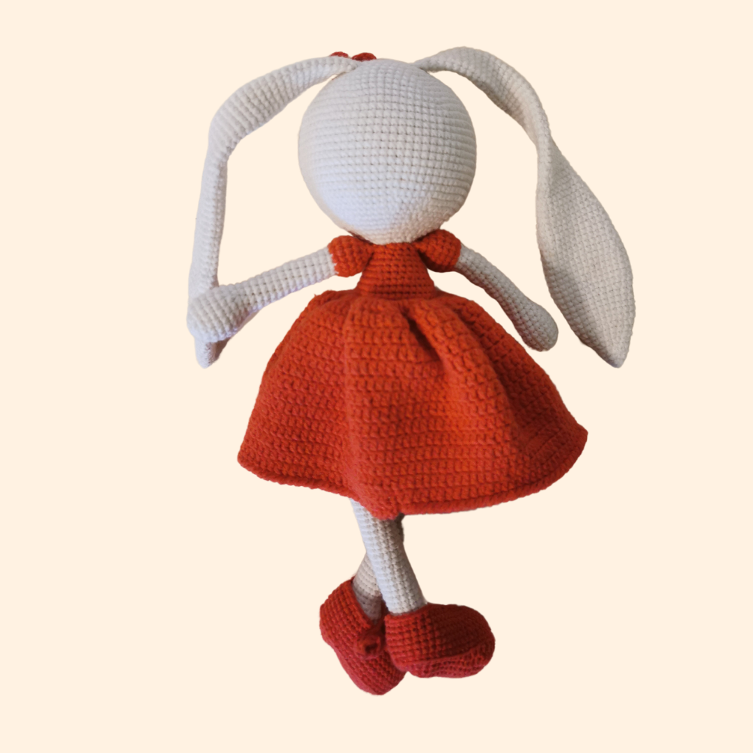 Wunderschöner handgefertigter Hase mit rotem Kleid, hergestellt mit Amigurumi Technik