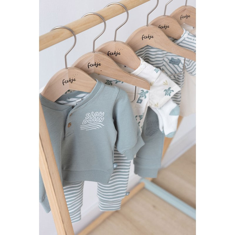 Schöner Sweater in meeresgrün aus Bio-Baumwolle mit zwei Knöpfen 