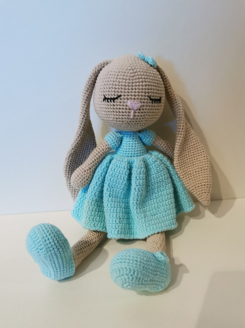 Wunderschöner handgefertigter Hase mit hellblauem Kleid, hergestellt mit Amigurumi Technik