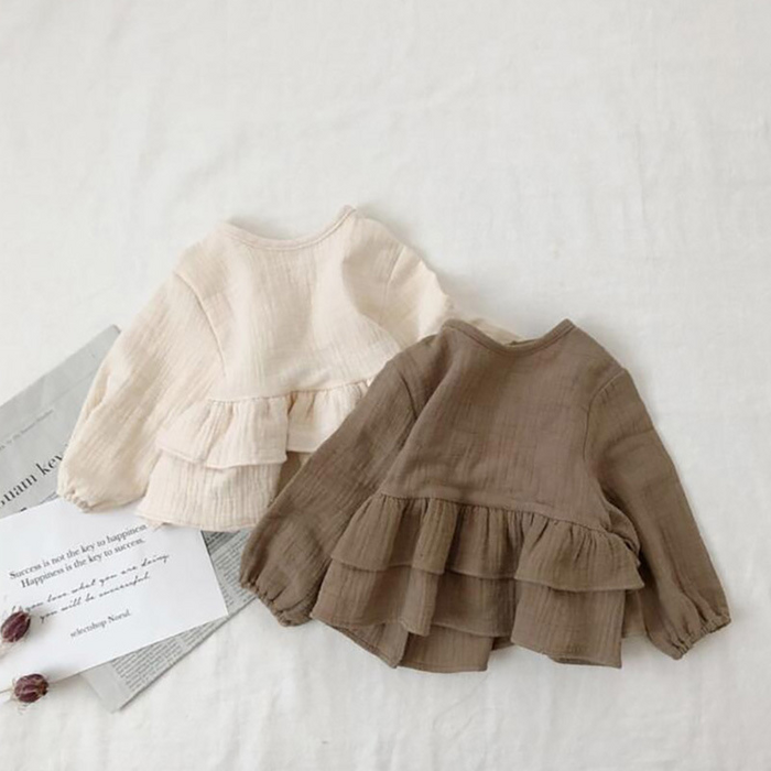 Verspielte Musselin Bluse in braun aus hochwertiger Bio-Baumwolle mit Rüschen und Knopfleiste hinten