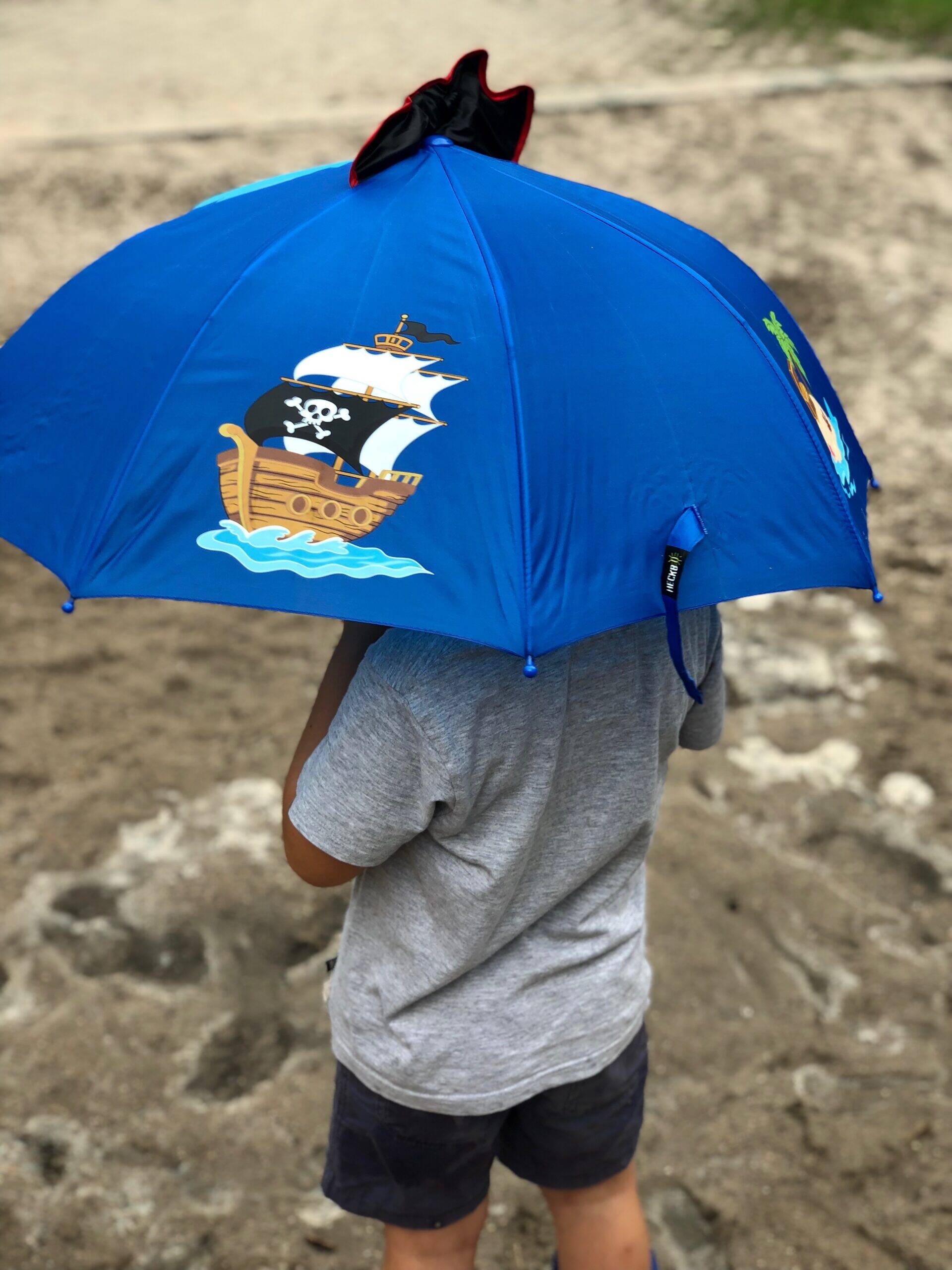 Cooler blauer Regenschirm mit 3D Elementen und mit dem gefährlichen Piraten-Hai darauf 