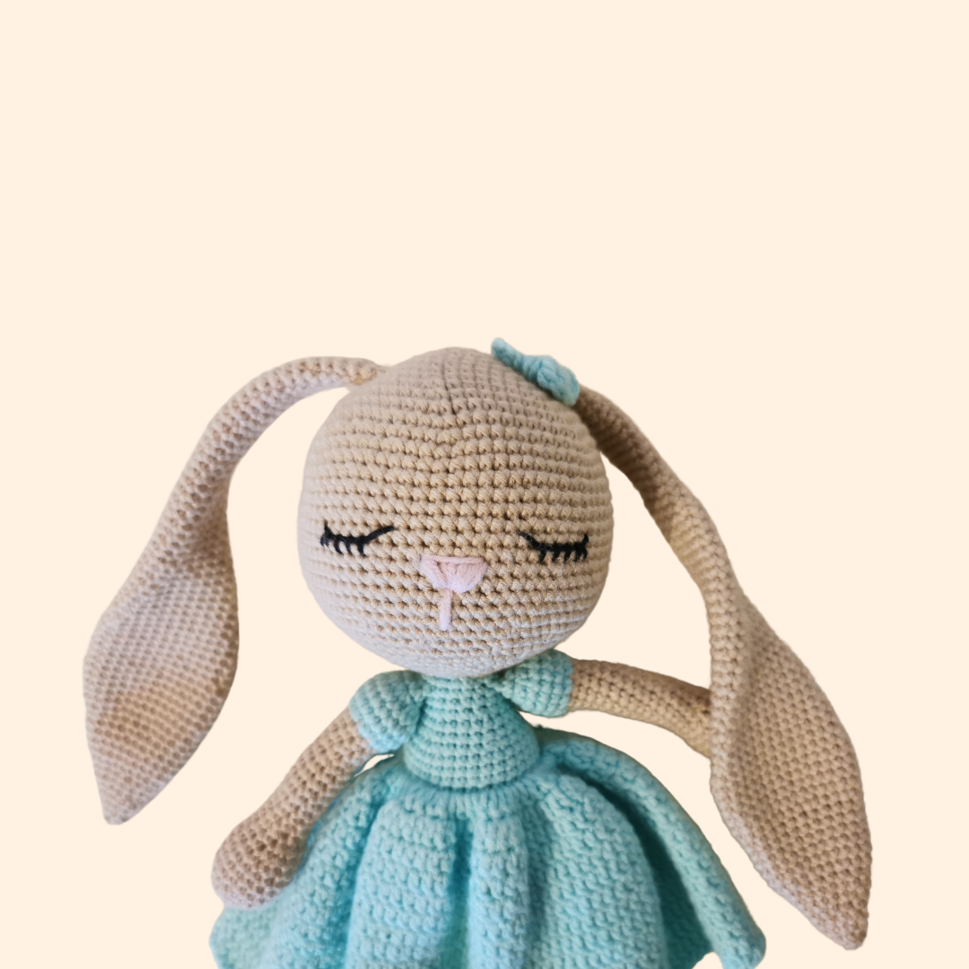Wunderschöner handgefertigter Hase mit hellblauem Kleid, hergestellt mit Amigurumi Technik