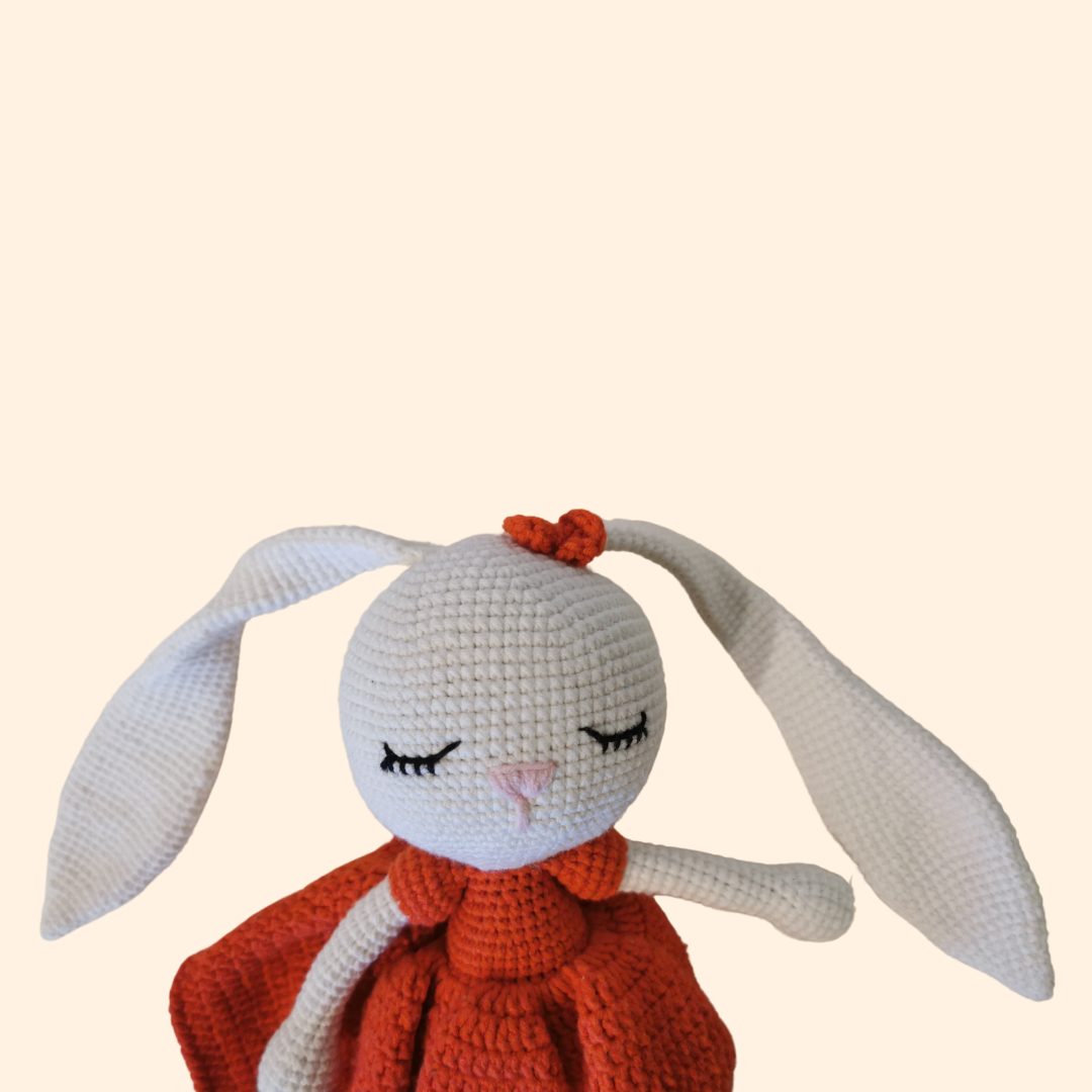 Wunderschöner handgefertigter Hase mit rotem Kleid, hergestellt mit Amigurumi Technik