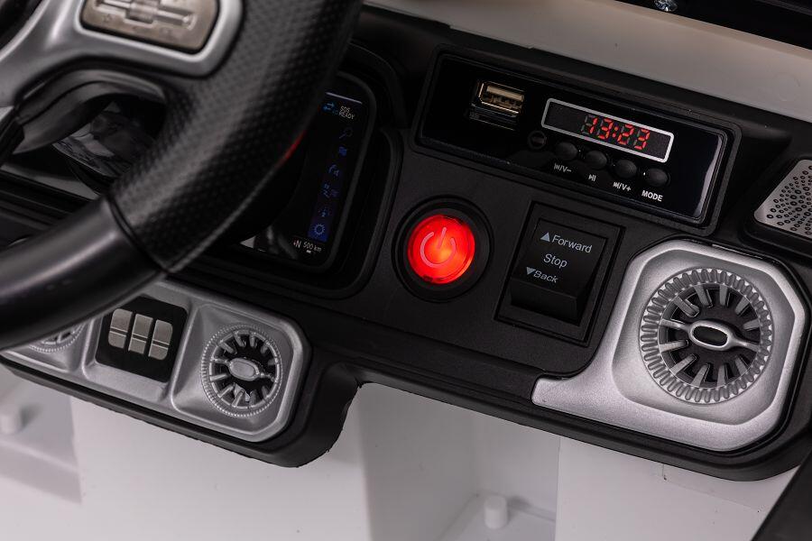 Der Mercedes AMG in weiß - wie das Original! Mit Fernsteuerung oder zum selber lenken ist dieses Kinder-Elektroauto perfekt für alle coolen kleinen Mercedes-Fahrer! 