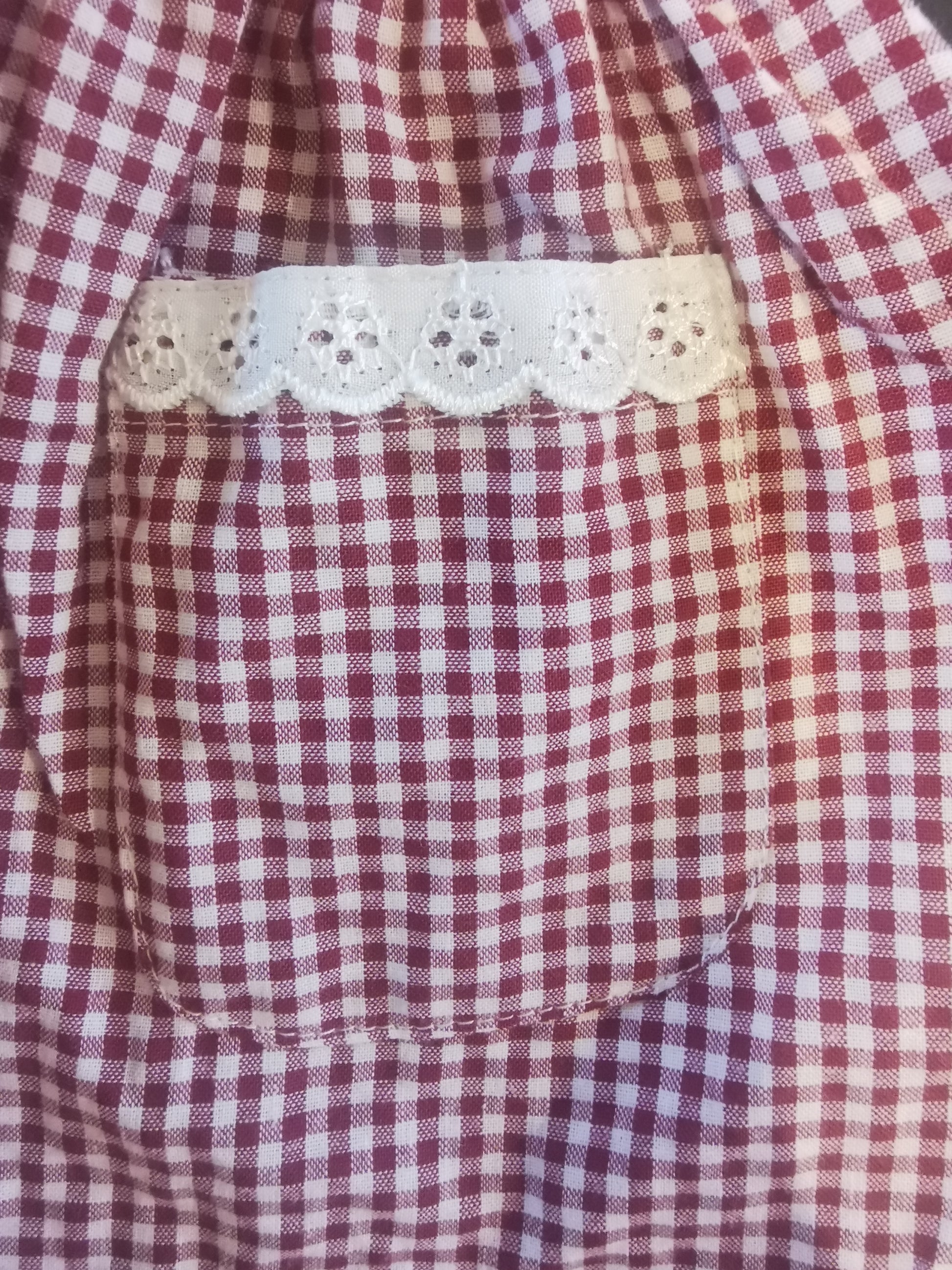 Süßes kariertes Kleid mit zwei Taschen in rot und weiß 