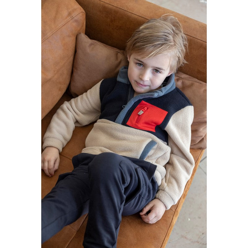 Warmer und kuschliger Fleece Sweater in beoge und schwarz mit Taschen und Reißverschluss am Kragen