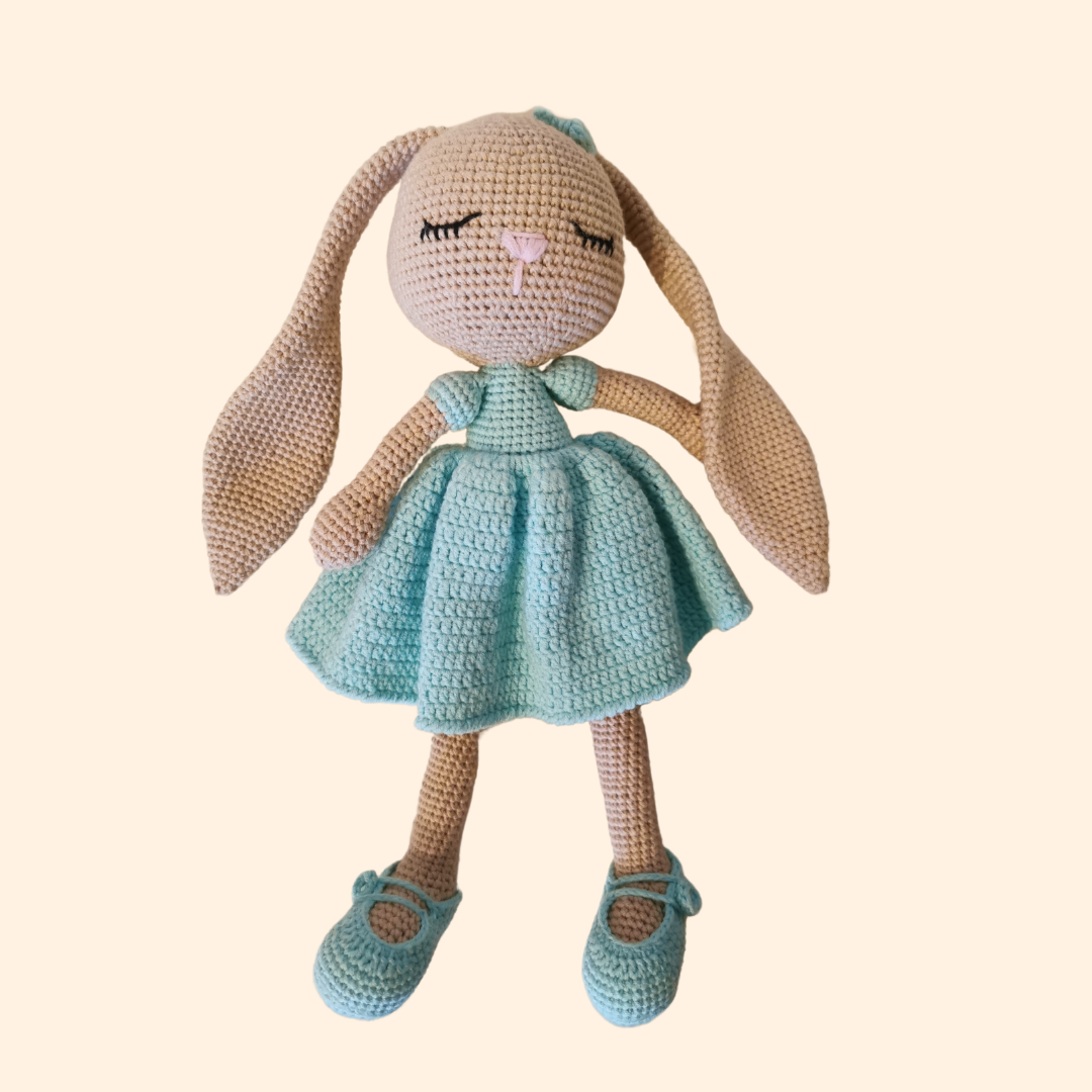 Wunderschöner handgefertigter Hase mit hellblauem Kleid, hergestellt mit Amigurumi Technik