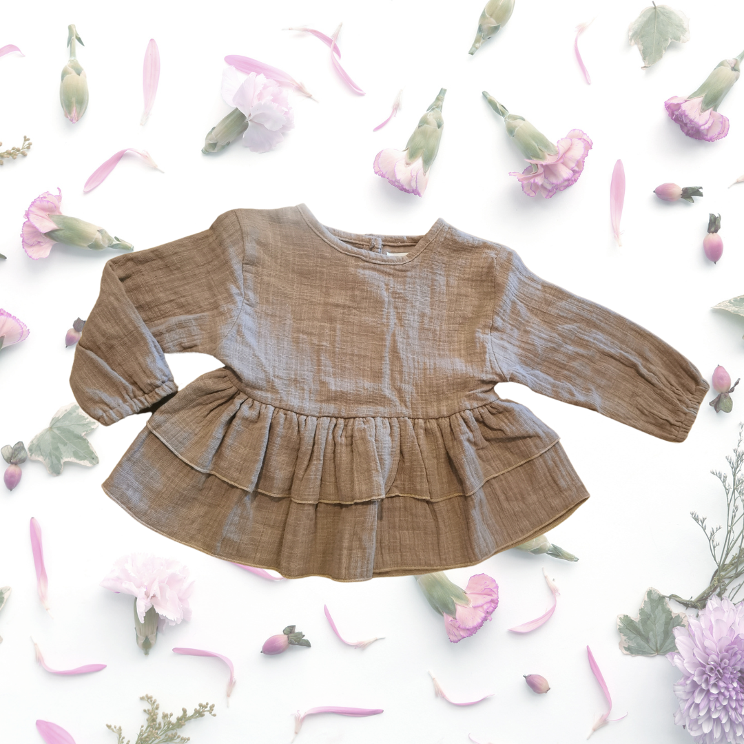 Verspielte Musselin Bluse in braun aus hochwertiger Bio-Baumwolle mit Rüschen und Knopfleiste hinten