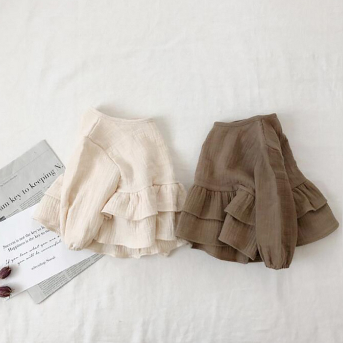 Verspielte Musselin Bluse in braun aus hochwertiger Bio-Baumwolle mit Rüschen und Knopfleiste hinten