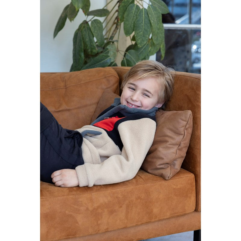 Warmer und kuschliger Fleece Sweater in beoge und schwarz mit Taschen und Reißverschluss am Kragen