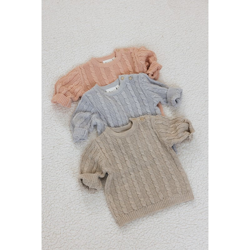 Schöner Strick-Sweater mit Zopfmuster und Knöpfen an der Schulter 