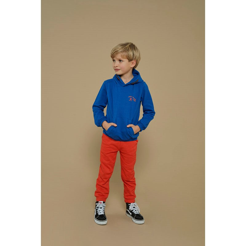 Modischer Hoodie mit Kapuze in kräftigem Blau mit orangen Schriftzügen und hochwerig gearbeiteten Bündchen