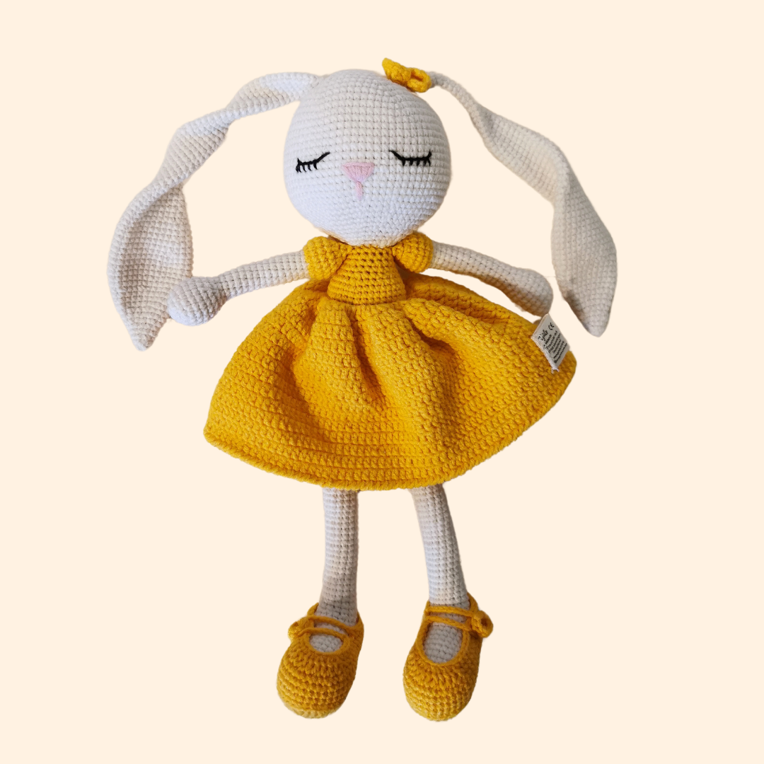 Wunderschöner handgefertigter Hase mit gelben Kleid, hergestellt mit Amigurumi Technik