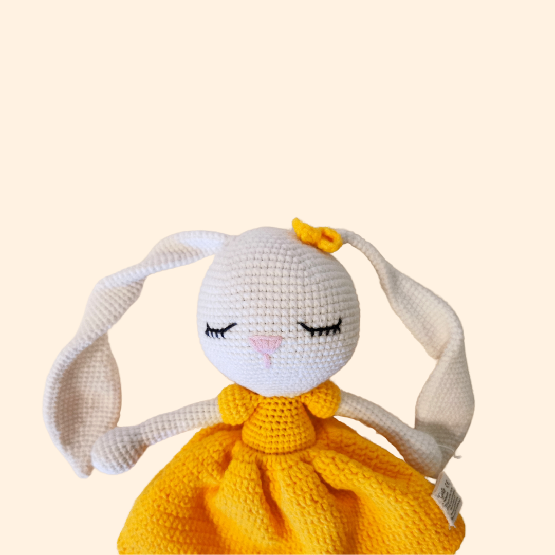 Wunderschöner handgefertigter Hase mit gelben Kleid, hergestellt mit Amigurumi Technik