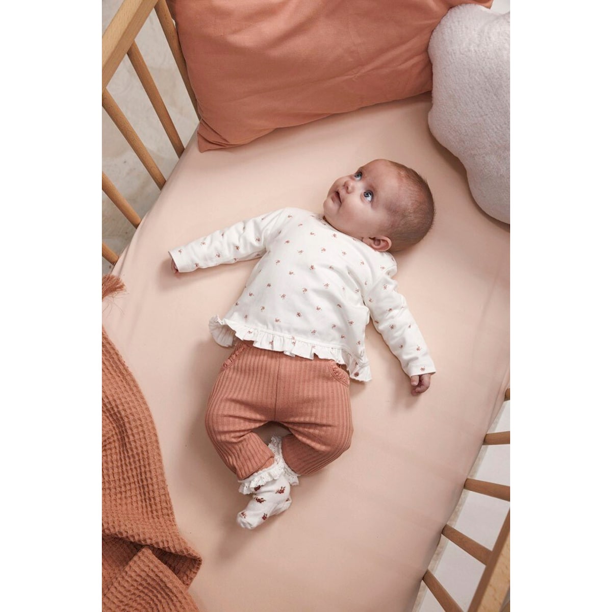Schöne Hose für Mädchen in weicher Rippqualität mit Ajourmuster in Altrosa, 100% Bio-Baumwolle 