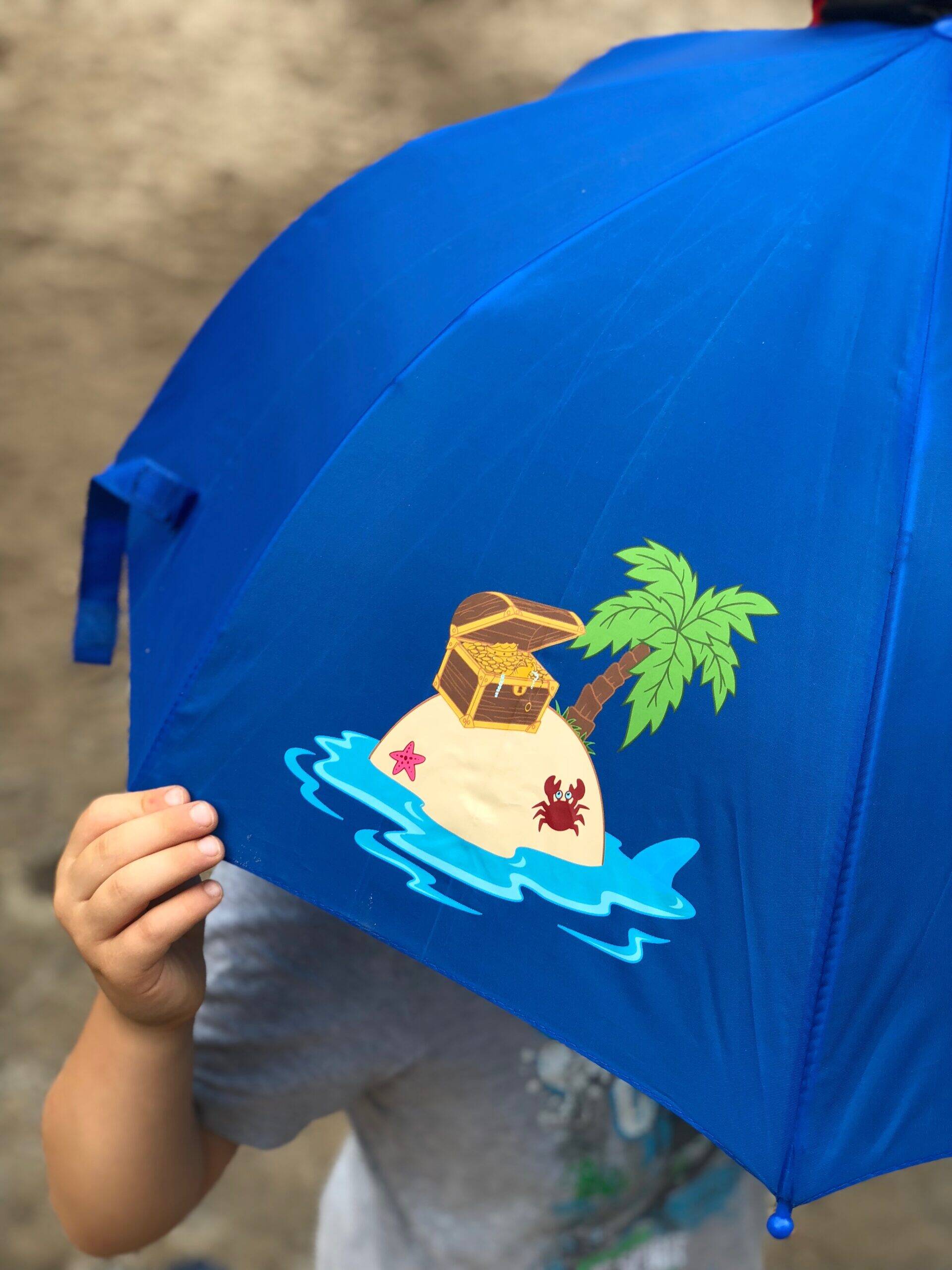 Cooler blauer Regenschirm mit 3D Elementen und mit dem gefährlichen Piraten-Hai darauf 
