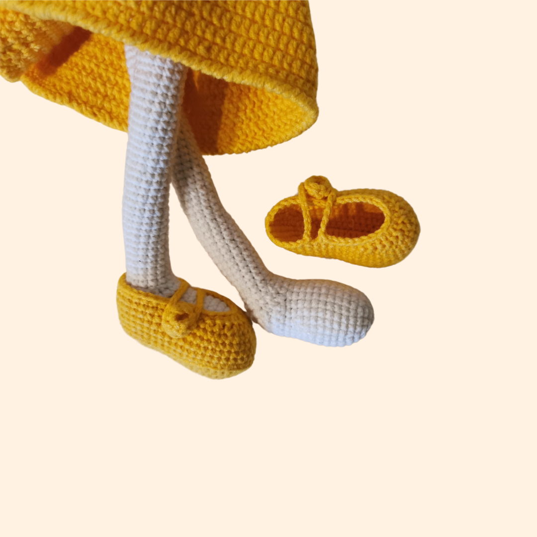 Wunderschöner handgefertigter Hase mit gelben Kleid, hergestellt mit Amigurumi Technik