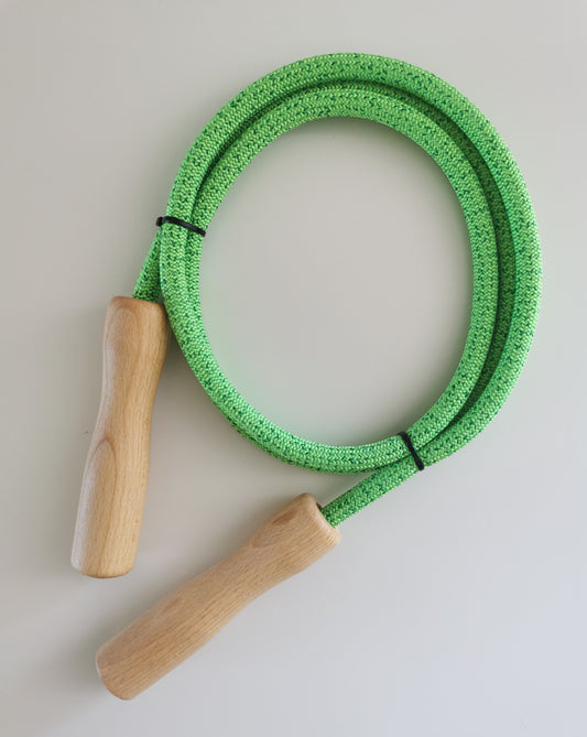 Spielzeugmanufaktur Pfingstweid - Springseil mit Buchengriff in grün, 170cm