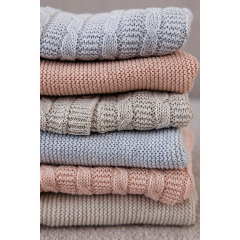 Schöner Strick-Sweater mit Zopfmuster und Knöpfen an der Schulter 