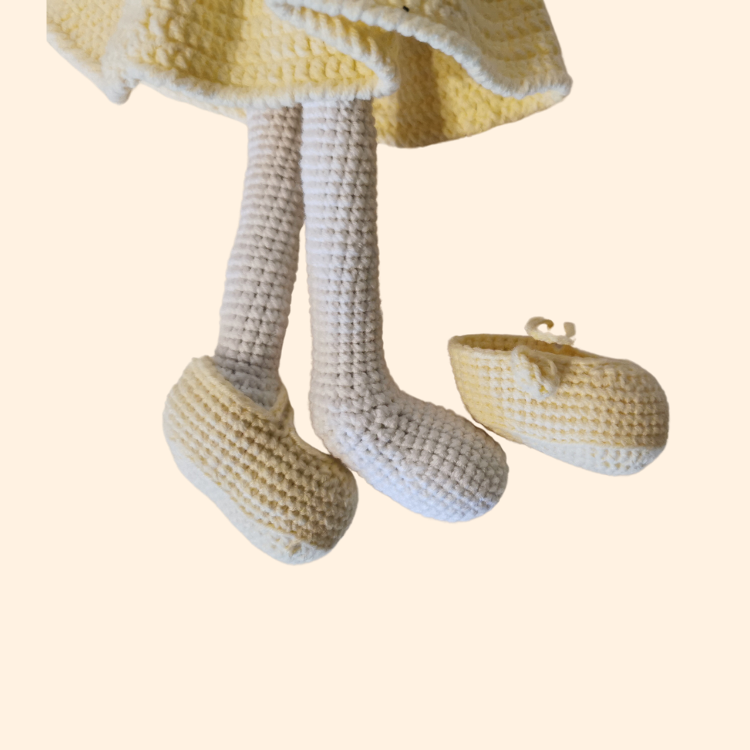 Wunderschöner handgefertigter Hase mit hellgelben Kleid, hergestellt mit Amigurumi Technik
