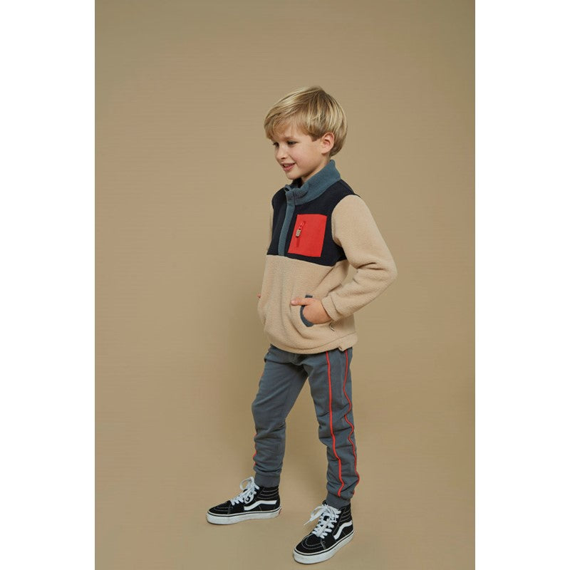 Warmer und kuschliger Fleece Sweater in beoge und schwarz mit Taschen und Reißverschluss am Kragen