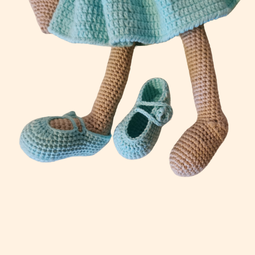Wunderschöner handgefertigter Hase mit hellblauem Kleid, hergestellt mit Amigurumi Technik