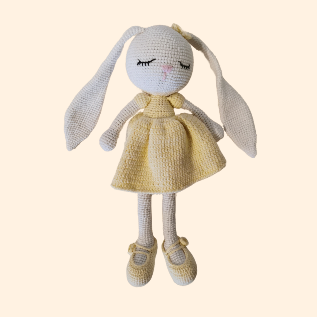 Wunderschöner handgefertigter Hase mit hellgelben Kleid, hergestellt mit Amigurumi Technik