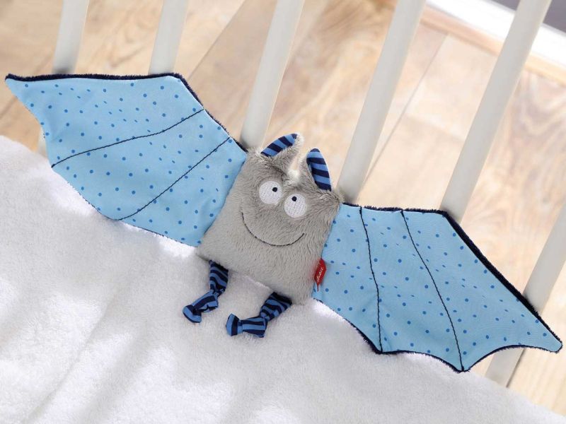 Süße Fledermaus in weiss und blau zum Kuscheln und Liebhaben