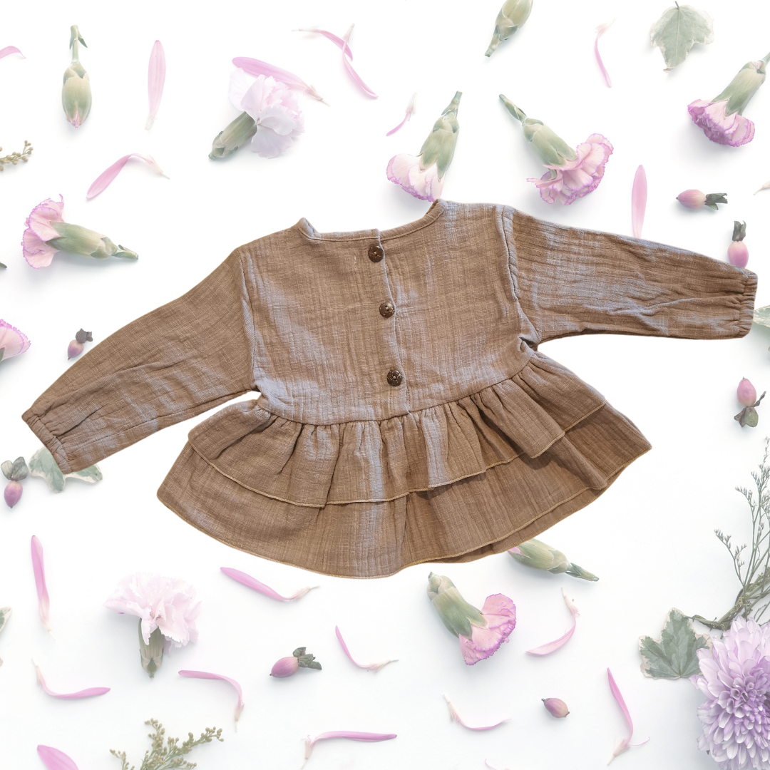 Verspielte Musselin Bluse in braun aus hochwertiger Bio-Baumwolle mit Rüschen und Knopfleiste hinten