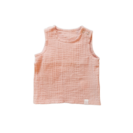 Schönes T-Shirt aus Musselin in zartem Rosa mit Druckknöpfen an der Schulter 