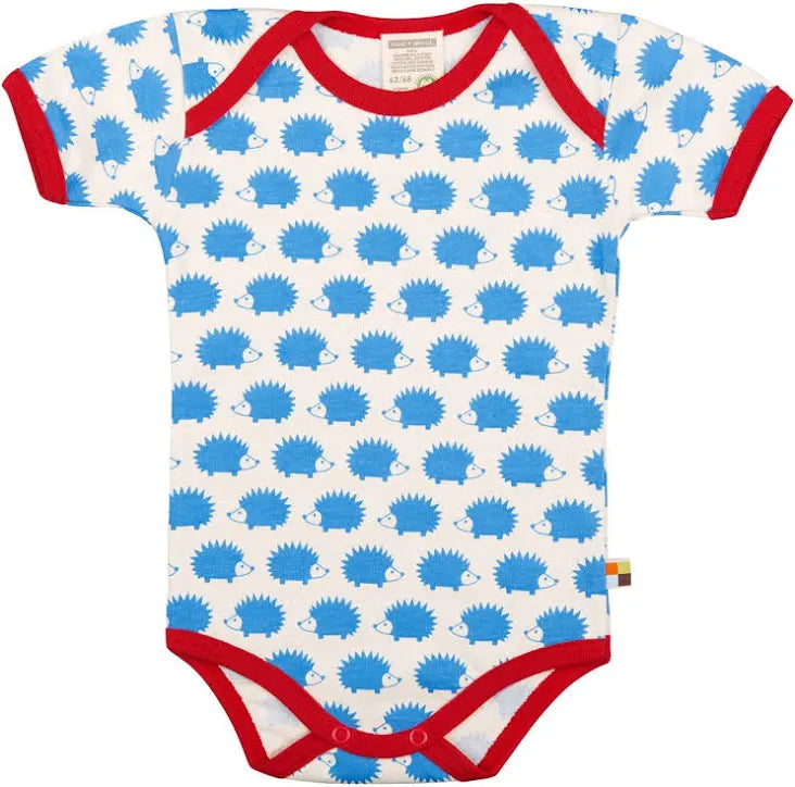 Hochwertiger kurzärmliger Body mit Schlupfkragen in weiß mit All Over Print mit blauen Igeln