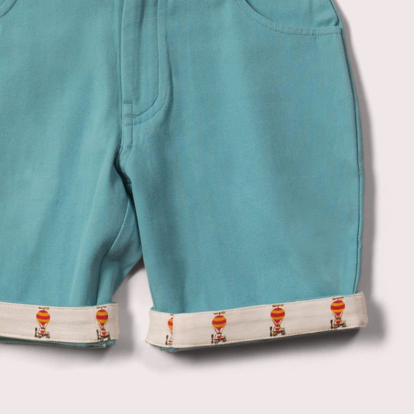Hochwertige kurze Hose in Blau mit Bund zum Umschlagen auf dem Heißluftballons sind, aus Bio-Baumwolle 