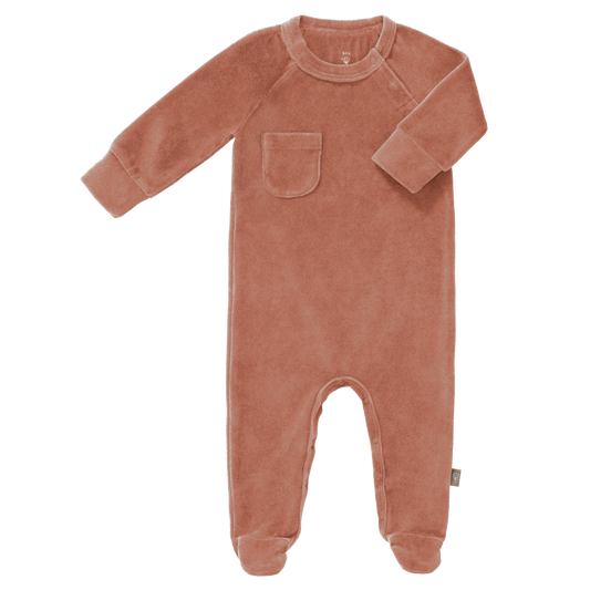 Schöner Einteiler mit Fuß aus weichem Velours in rosa. Hergestellt aus Bio-Baumwolle